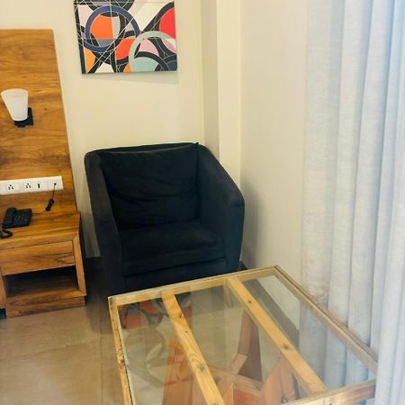 Hotel Golf View Sakura-Golf Course Road Ґурґаон Екстер'єр фото