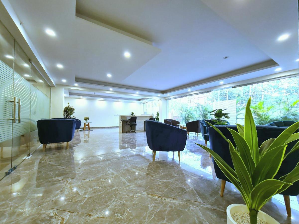 Hotel Golf View Sakura-Golf Course Road Ґурґаон Екстер'єр фото