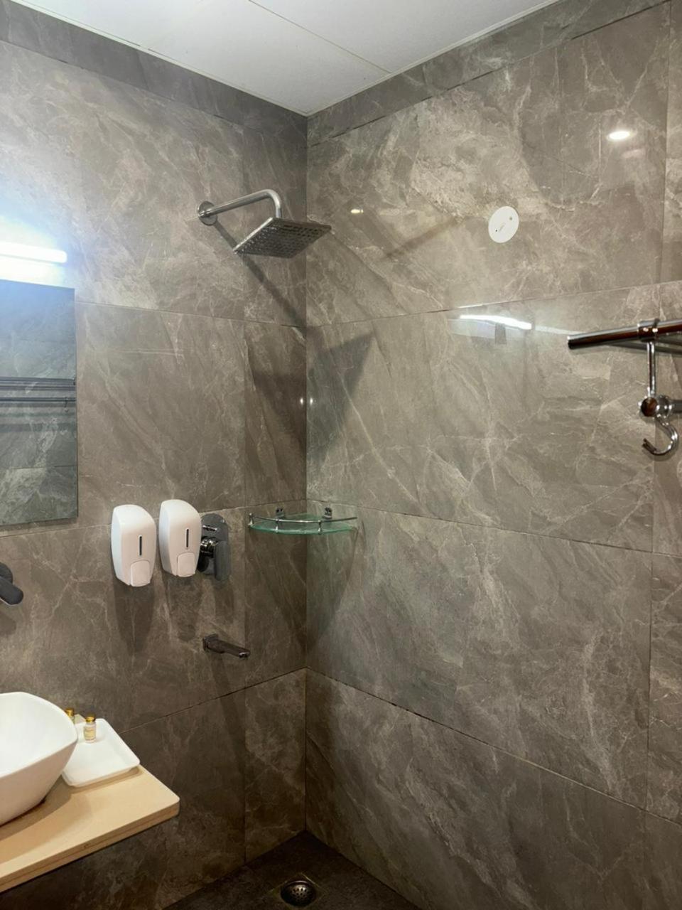 Hotel Golf View Sakura-Golf Course Road Ґурґаон Екстер'єр фото