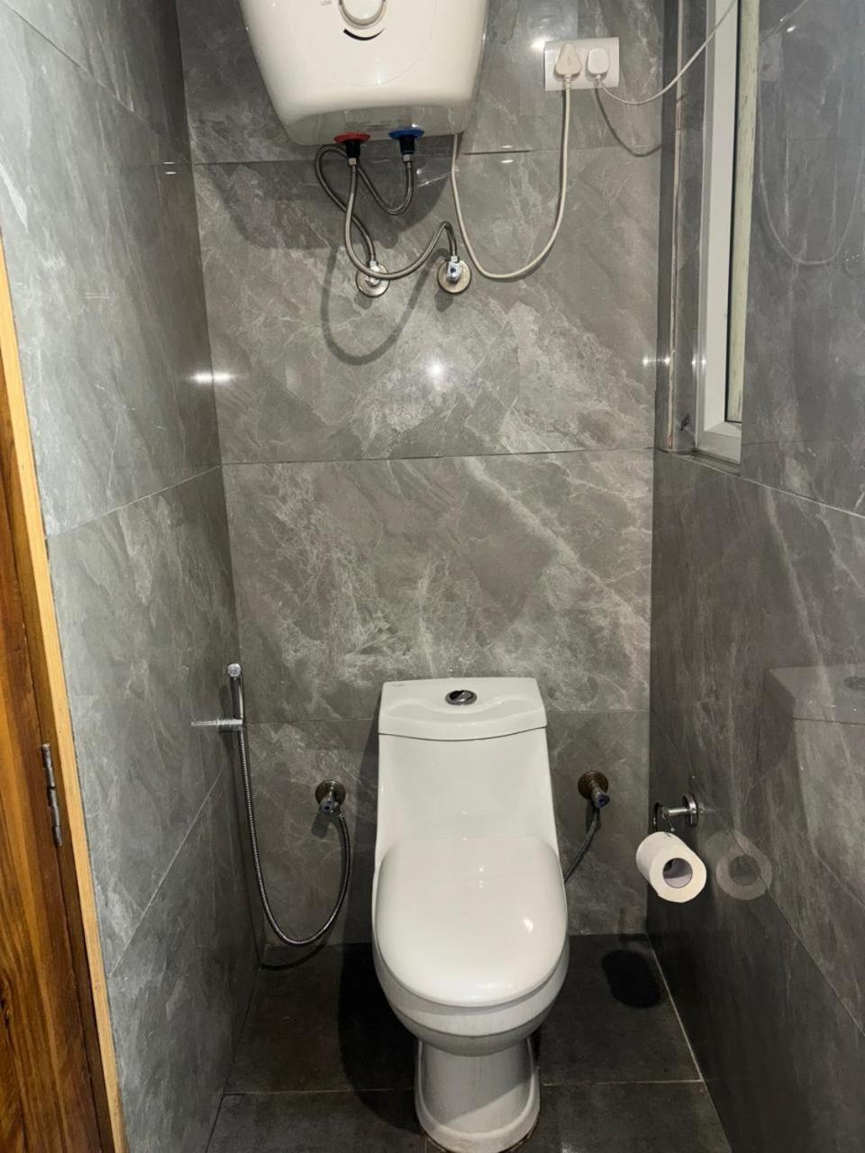 Hotel Golf View Sakura-Golf Course Road Ґурґаон Екстер'єр фото